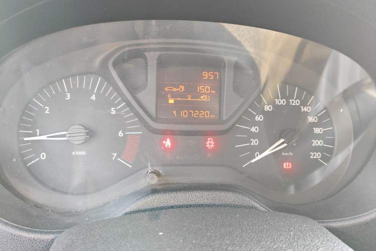 Used Citroen Elysee 2015 Zhishang Edition 1.6L Manual Fashion Model Odometer Close Up