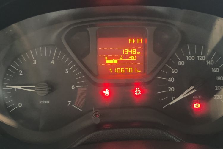 Used Citroen Elysee 2015 Zhishang Edition 1.6L Manual Fashion Model Odometer Close Up
