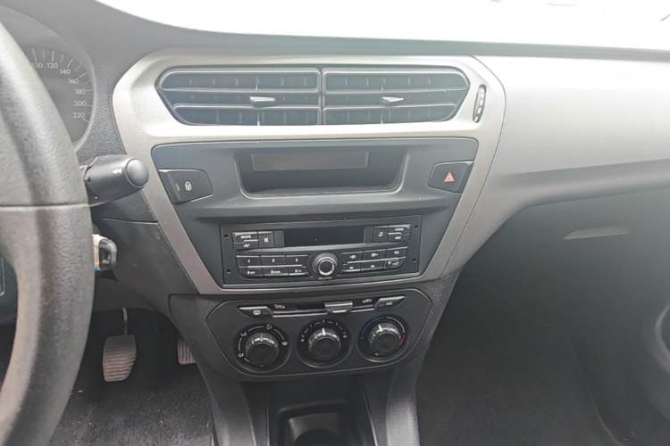 Used Citroen Elysee 2015 Zhishang Edition 1.6L Manual Fashion Model Audio And AC Panel