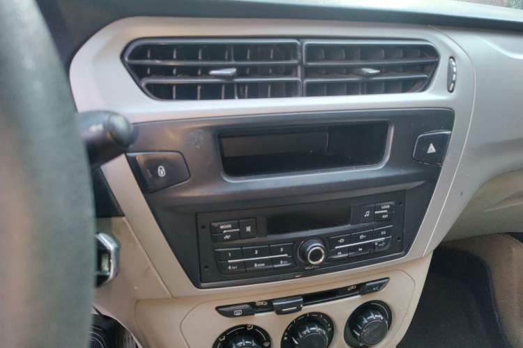 Used Citroen Elysee 2015 Zhishang Edition 1.6L Manual Fashion Model Audio And AC Panel