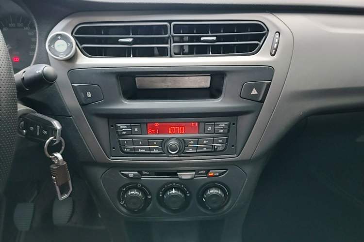 Used Citroen Elysee 2015 Zhishang Edition 1.6L Manual Fashion Model Audio And AC Panel