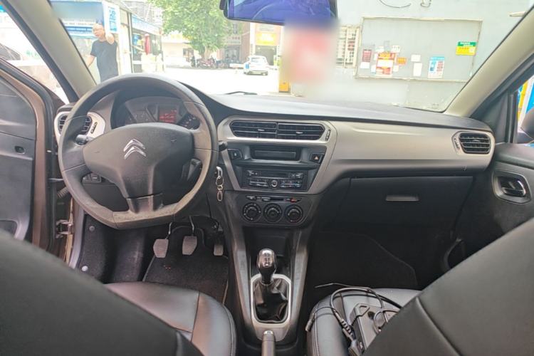 Used Citroen Elysee 2015 Zhishang Edition 1.6L Manual Fashion Model Center Console