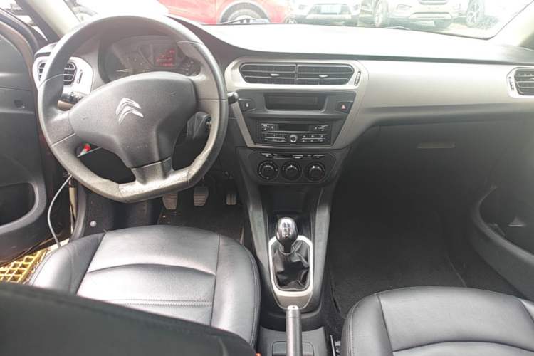 Used Citroen Elysee 2015 Zhishang Edition 1.6L Manual Fashion Model Center Console