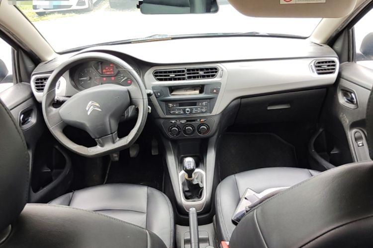 Used Citroen Elysee 2015 Zhishang Edition 1.6L Manual Fashion Model Center Console