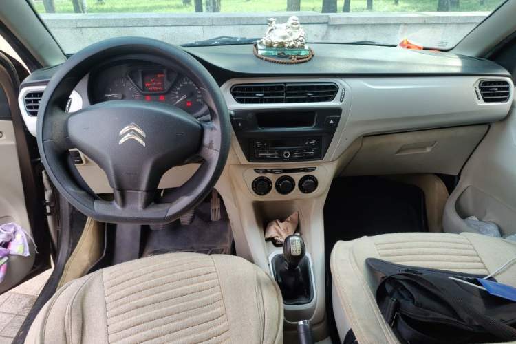 Used Citroen Elysee 2015 Zhishang Edition 1.6L Manual Fashion Model Center Console