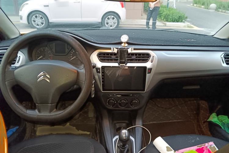 Used Citroen Elysee 2015 Zhishang Edition 1.6L Manual Fashion Model Center Console
