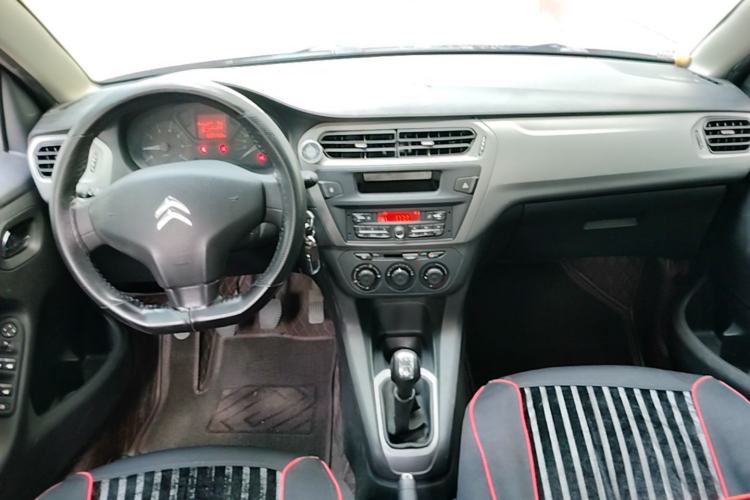 Used Citroen Elysee 2015 Zhishang Edition 1.6L Manual Fashion Model Center Console