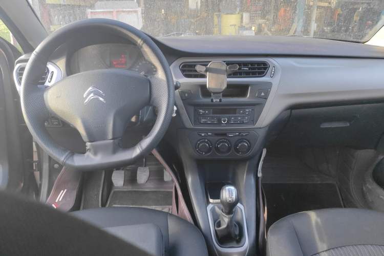 Used Citroen Elysee 2015 Zhishang Edition 1.6L Manual Fashion Model Center Console