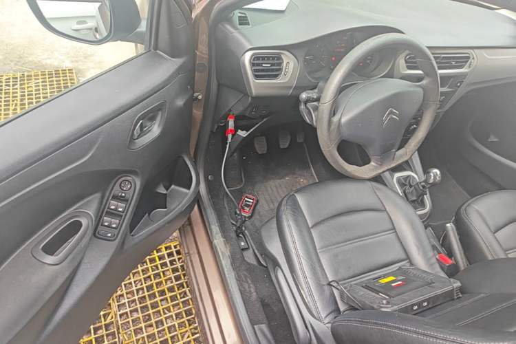 Used Citroen Elysee 2015 Zhishang Edition 1.6L Manual Fashion Model Driver Seat