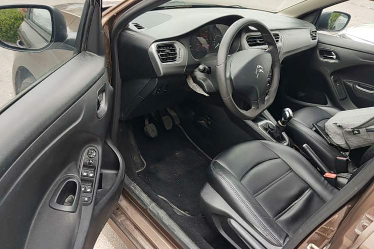 Used Citroen Elysee 2015 Zhishang Edition 1.6L Manual Fashion Model Driver Seat