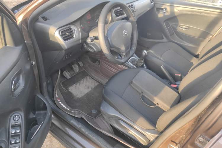 Used Citroen Elysee 2015 Zhishang Edition 1.6L Manual Fashion Model Driver Seat