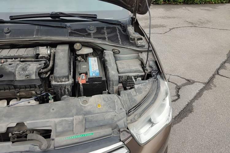 Used Citroen Elysee 2015 Zhishang Edition 1.6L Manual Fashion Model Engine Bay Left