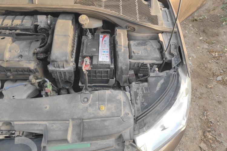 Used Citroen Elysee 2015 Zhishang Edition 1.6L Manual Fashion Model Engine Bay Left