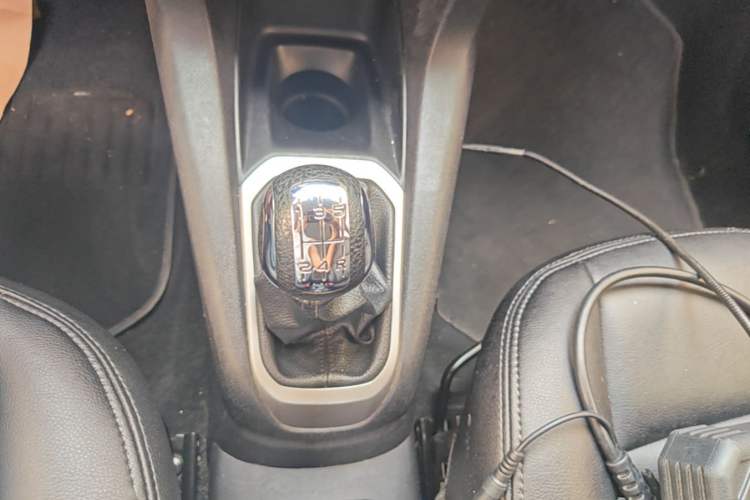 Used Citroen Elysee 2015 Zhishang Edition 1.6L Manual Fashion Model Gear Lever