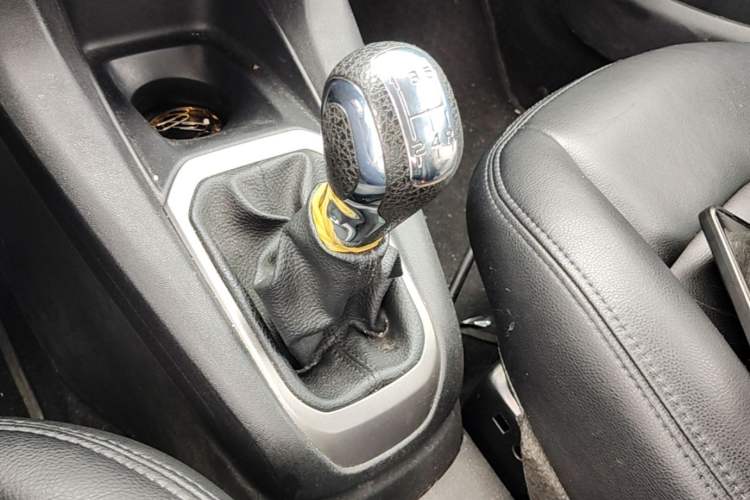 Used Citroen Elysee 2015 Zhishang Edition 1.6L Manual Fashion Model Gear Lever
