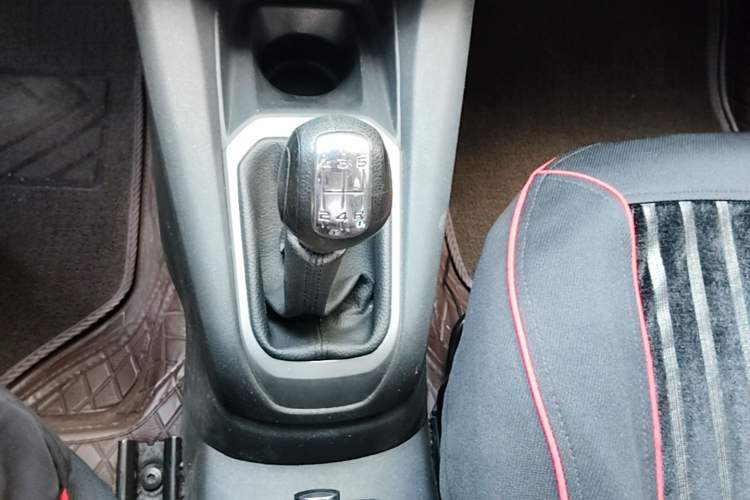 Used Citroen Elysee 2015 Zhishang Edition 1.6L Manual Fashion Model Gear Lever