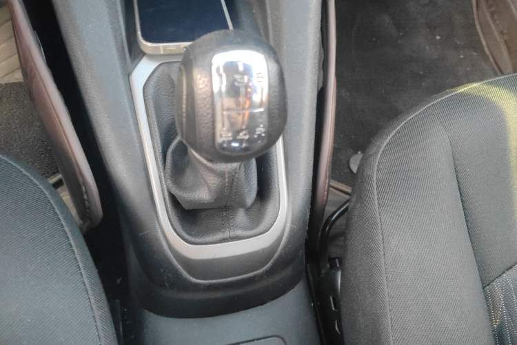 Used Citroen Elysee 2015 Zhishang Edition 1.6L Manual Fashion Model Gear Lever