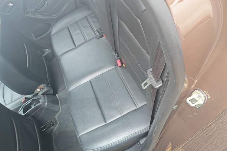 Used Citroen Elysee 2015 Zhishang Edition 1.6L Manual Fashion Model Left Rear Seat