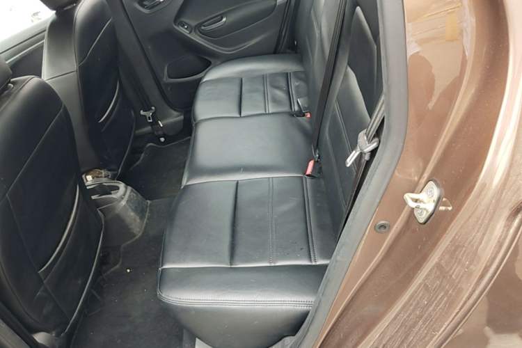 Used Citroen Elysee 2015 Zhishang Edition 1.6L Manual Fashion Model Left Rear Seat