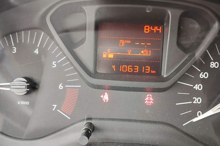 Used Citroen Elysee 2015 Zhishang Edition 1.6L Manual Fashion Model Odometer Close Up
