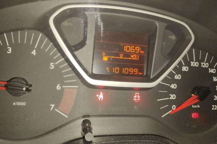 Used Citroen Elysee 2015 ZhiShang Edition 1.6L Manual Comfort Model Odometer Close Up