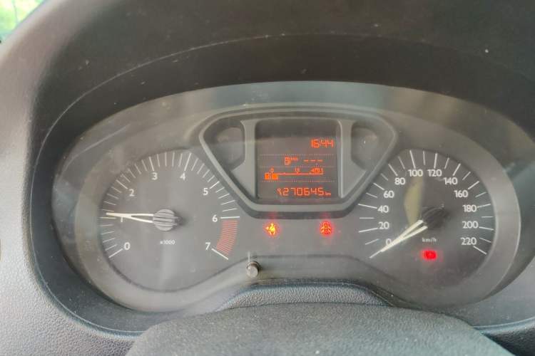 Used Citroen Elysee 2015 Zhishang Edition 1.6L Manual Fashion Model Odometer Close Up