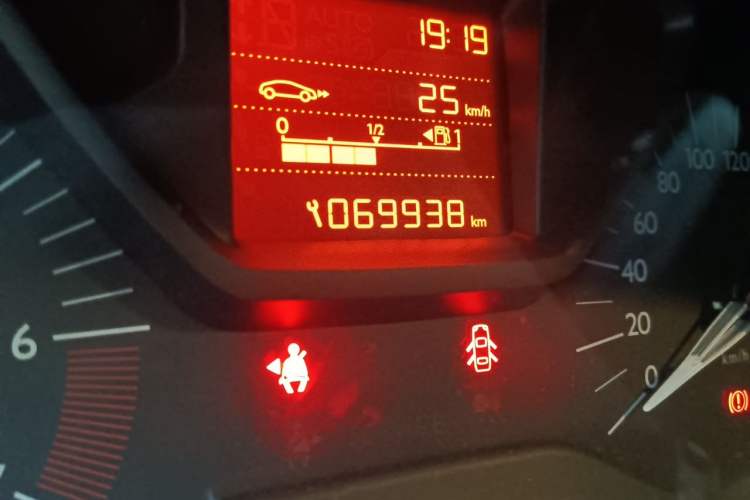 Used Citroen Elysee 2015 Zhishang Edition 1.6L Manual Fashion Model Odometer Close Up