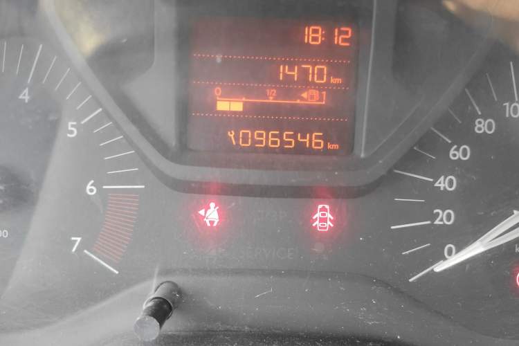Used Citroen Elysee 2015 Zhishang Edition 1.6L Manual Fashion Model Odometer Close Up