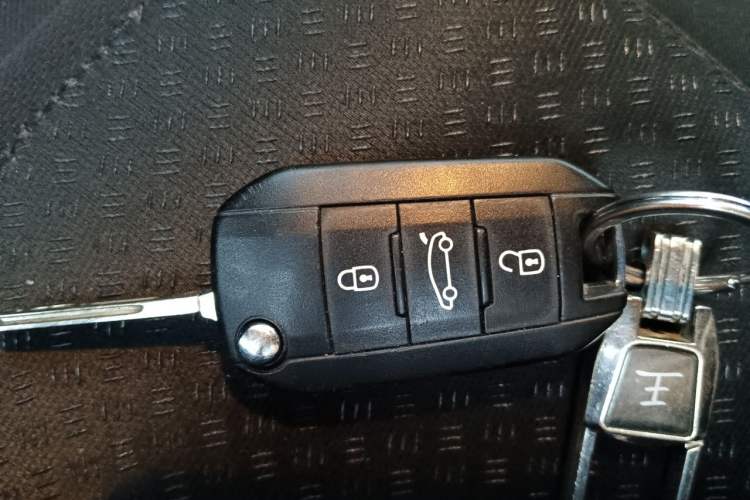 Used Citroen Elysee 2015 Zhishang Edition 1.6L Manual Fashion Model Vehicle Key