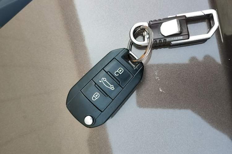 Used Citroen Elysee 2015 Zhishang Edition 1.6L Manual Fashion Model Vehicle Key