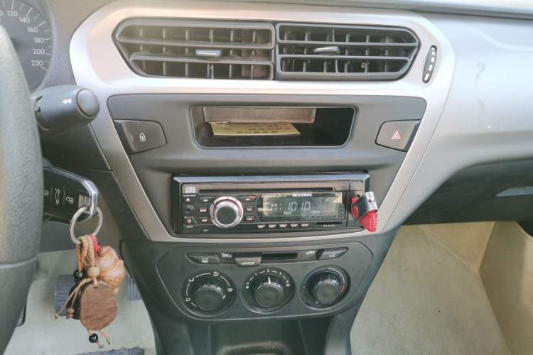 Used Citroen Elysee 2015 Zhishang Edition 1.6L Manual Fashion Model Audio And AC Panel