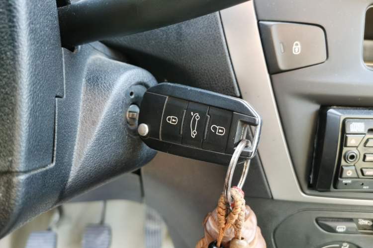 Used Citroen Elysee 2015 Zhishang Edition 1.6L Manual Fashion Model Vehicle Key