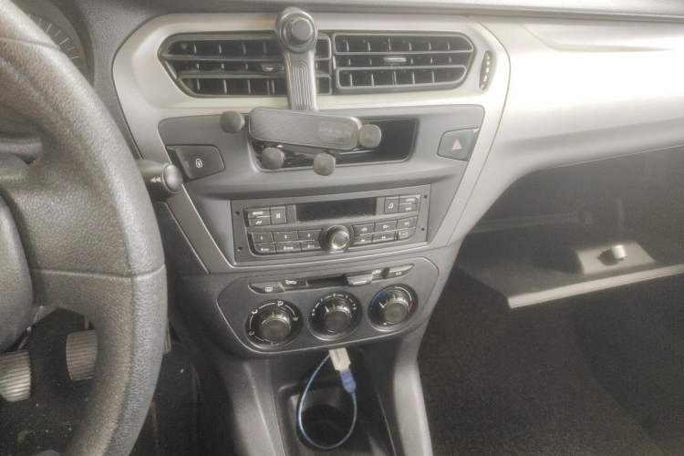 Used Citroen Elysee 2015 Zhishang Edition 1.6L Manual Fashion Model Audio And AC Panel