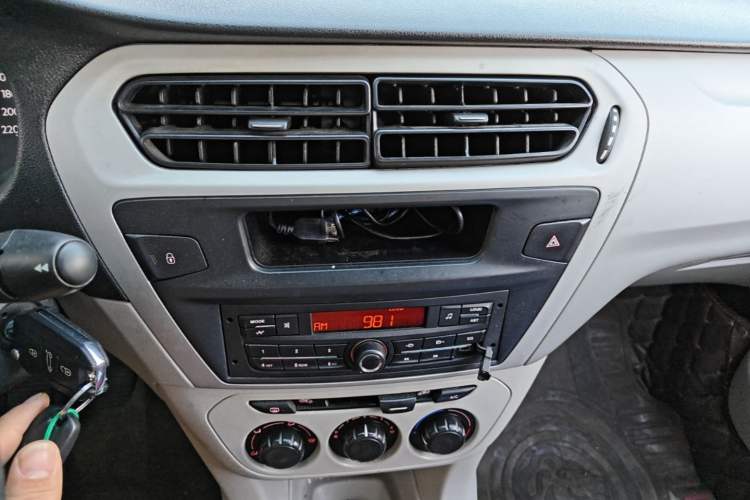 Used Citroen Elysee 2015 Zhishang Edition 1.6L Manual Fashion Model Audio And AC Panel