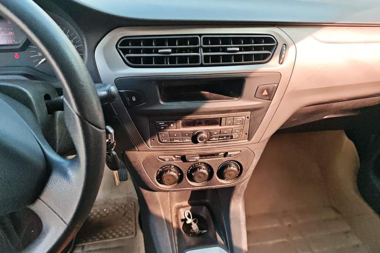Used Citroen Elysee 2015 Zhishang Edition 1.6L Manual Fashion Model Audio And AC Panel