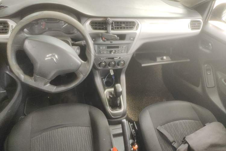 Used Citroen Elysee 2015 Zhishang Edition 1.6L Manual Fashion Model Center Console