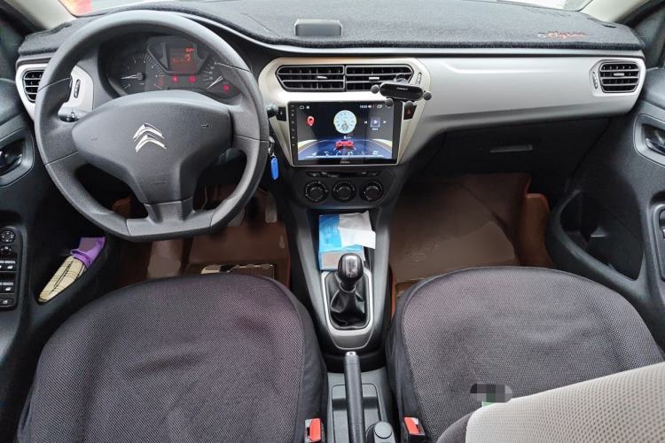 Used Citroen Elysee 2015 Zhishang Edition 1.6L Manual Fashion Model Center Console