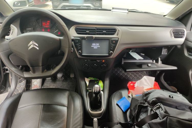 Used Citroen Elysee 2015 Zhishang Edition 1.6L Manual Fashion Model Center Console