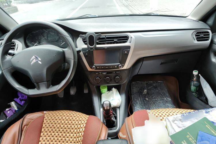 Used Citroen Elysee 2015 Zhishang Edition 1.6L Manual Fashion Model Center Console