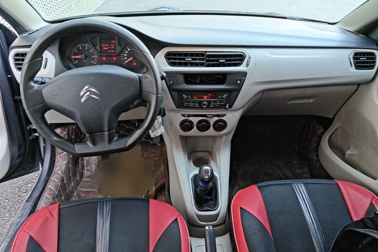 Used Citroen Elysee 2015 Zhishang Edition 1.6L Manual Fashion Model Center Console