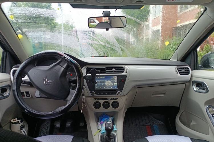 Used Citroen Elysee 2015 Zhishang Edition 1.6L Manual Fashion Model Center Console