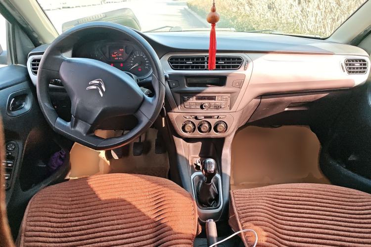 Used Citroen Elysee 2015 Zhishang Edition 1.6L Manual Fashion Model Center Console