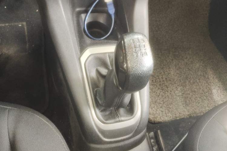 Used Citroen Elysee 2015 Zhishang Edition 1.6L Manual Fashion Model Gear Lever