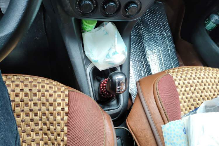 Used Citroen Elysee 2015 Zhishang Edition 1.6L Manual Fashion Model Gear Lever