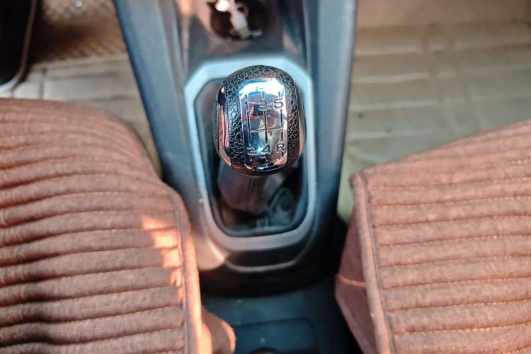 Used Citroen Elysee 2015 Zhishang Edition 1.6L Manual Fashion Model Gear Lever