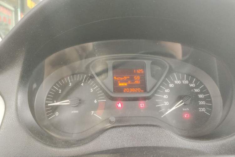 Used Citroen Elysee 2015 Zhishang Edition 1.6L Manual Fashion Model Odometer Close Up