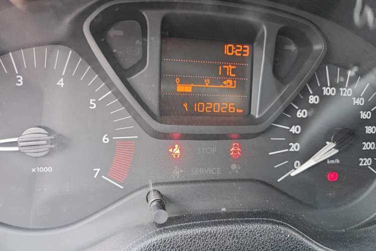 Used Citroen Elysee 2015 Zhishang Edition 1.6L Manual Fashion Model Odometer Close Up