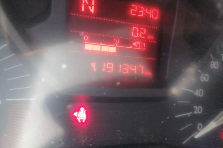 Used Citroen Elysee 2015 Qishang Edition 1.6L Automatic Fashion Model Odometer Close Up