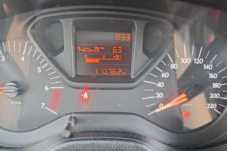 Used Citroen Elysee 2015 Zhishang Edition 1.6L Manual Fashion Model Odometer Close Up