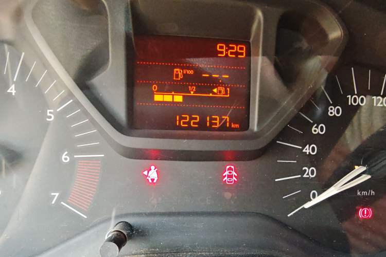 Used Citroen Elysee 2015 Zhishang Edition 1.6L Manual Fashion Model Odometer Close Up
